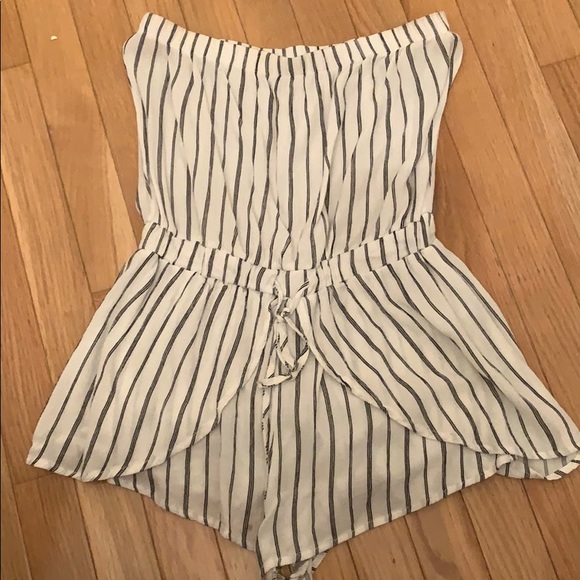 Striped romper!! Super cute - Picture 1 of 4